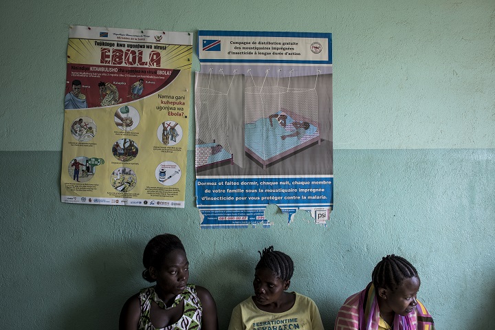MSFが支援するブニアの診療所で、診察を待つ地域の女性たち　© John Wessels