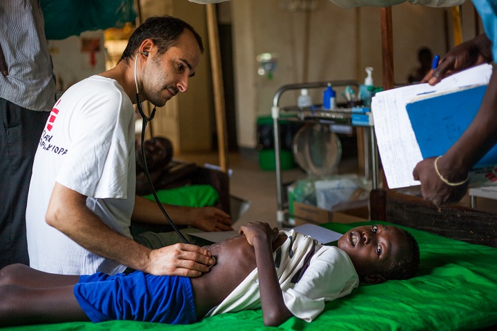腸閉塞の12歳の男児を診察するクリストス・クリストゥ医師（2013年6月、南スーダン）© Isabel Corthier/MSF