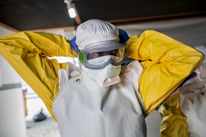 MSFはエボラ流行地で、治療のほか感染予防に取り組む　© Pablo Garrigos/MSF