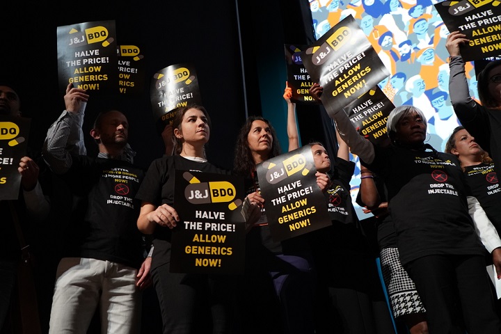 2018年10月にもジョンソン・エンド・ジョンソンに対する抗議を示した © MSF