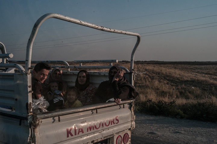 アイン・イッサでの戦闘から避難する人びと（10月11日撮影）　© Jake Simkin