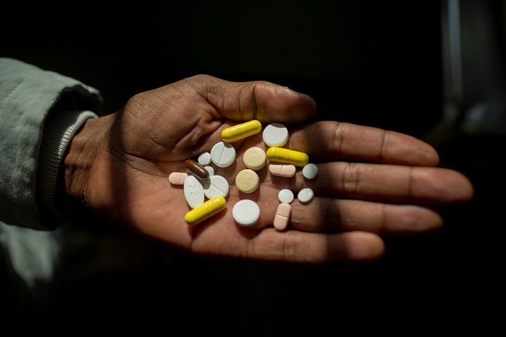 朝一番に服薬する錠剤を見せる南アフリカの超多剤耐性結核患者。 この中に含まれるデラマニドは患者にとって治癒への希望となっている © Sydelle WIllow Smith