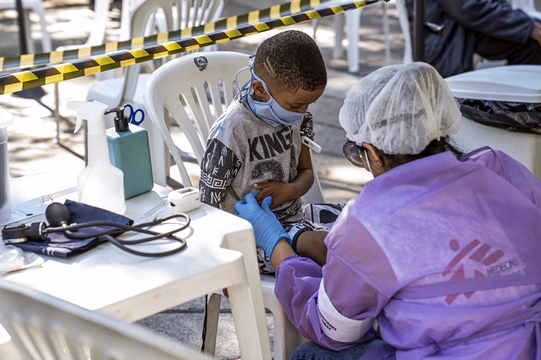 ブラジル・リオで新型コロナの症状を抱えた少年を診察するMSFスタッフ　© Mariana Abdalla/MSF <br> 　