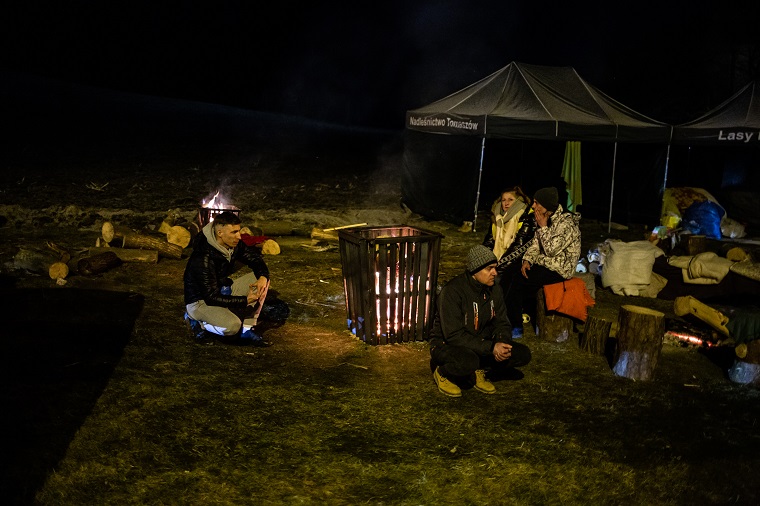ポーランド南東部の国境の町で夜を過ごすウクライナの人びと＝2022年3月1日　© Maciej Moskwa