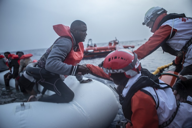 浸水したゴムボートから救出された113人＝2022年3月29日　© Anna Pantelia/MSF