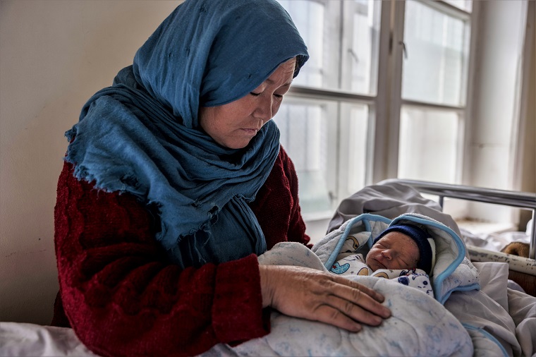 アフガニスタンの首都カブールの病院で我が子を見つめる母。一日最多で100人もの新生児がこの病院で誕生している ©ICRC