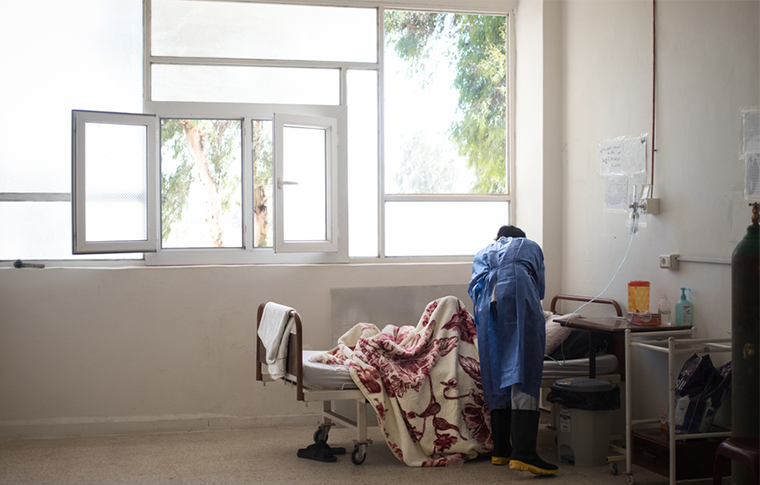 シリア北東部、ラッカ国立病院の新型コロナ病棟で治療を受ける患者＝2021 年6月　© Florent Vergnes