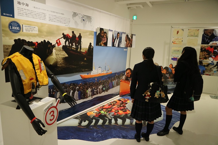 地中海を越えて欧州を目指す難民・移民に関する展示 © MSF
