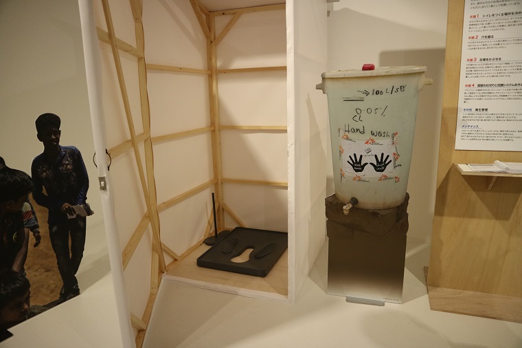 難民キャンプに設置した簡易トイレの再現　© MSF
