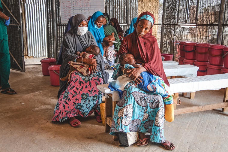 MSFが運営する病院で治療を待つ子どもたちと母親＝2022年6月10日 © Nasir Ghafoor/MSF