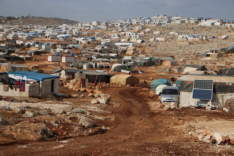 シリア北西部の避難民キャンプでは、雨漏りするテント、泥で埋まった道路、冬には凍てつくような気温の中人びとが暮らしている＝2020年11月9日 © Abdul Majeed Al Qareh/MSF