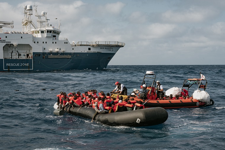 救助された71人をボートに移すMSFのチーム=2021年10月23日 © Filippo Taddei/MSF