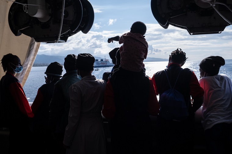 ジオ・バレンツ号の甲板でイタリアの海岸を眺めながら陸への到着に興奮する救助された人びと＝2021年11月19日　© Virginie Nguyen Hoang/HUMA