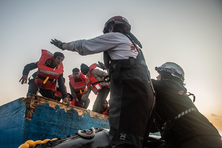 マルタの救助海域で沈没の危険のある木造船から67人を救助＝2022年5月11日　© Anna Pantelia/MSF