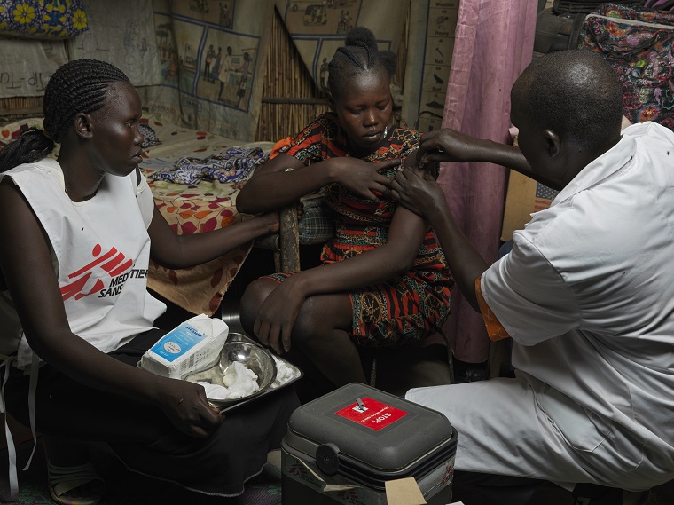 南スーダン・ベンティウの国内避難民キャンプでE型肝炎の予防接種を実施＝2022年4月26日 © Peter Caton/MSF