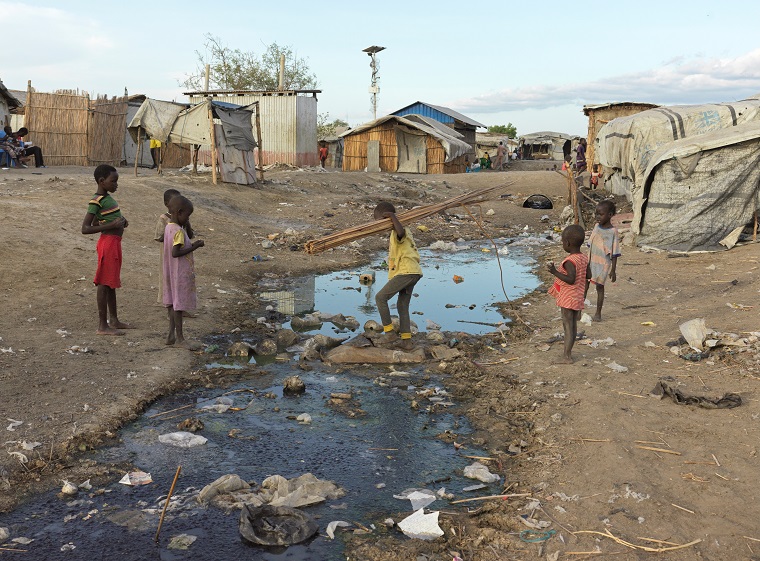 ベンティウの国内避難民キャンプで厳しい衛生状態で暮らす子どもたち＝2022年4月28日 © Peter Caton/MSF