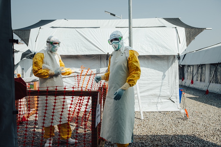 イトゥリ州のエリキア・エボラ治療センターで活動するスタッフたち＝2026年7月23日　 Ⓒ Julien Dewarichet/MSF 