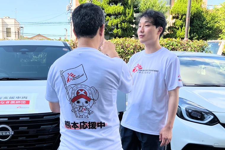 MSF公認サポーターである『ONE PIECE』（尾田栄一郎・著／集英社刊）の人気キャラクター、トニートニー・チョッパーがプリントされたTシャツを着用して活動するスタッフ=2026年8月23日　Ⓒ MSF