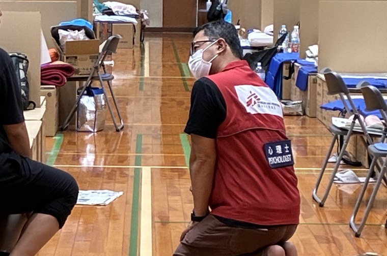 避難所で被災者の話を聞くMSFの心理士＝2026年8月10日　Ⓒ MSF