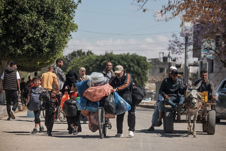 イスラエル軍の退避要求を受けて避難を開始するガザ地区の住民。身の回りの物を自転車に満載した＝2024年5月6日　© MSF