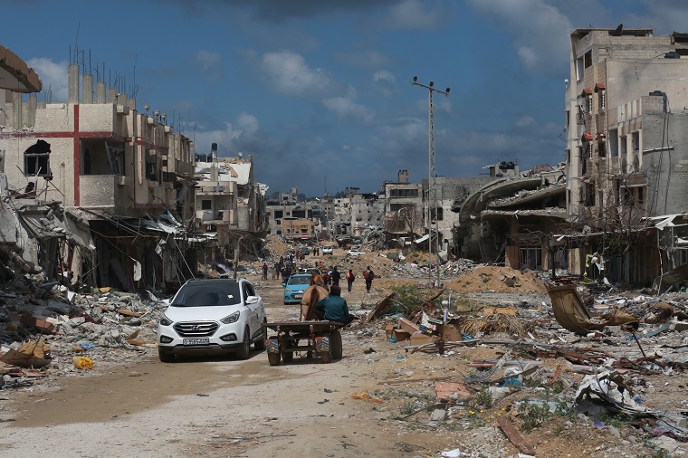 ラファから避難しハンユニスに向かうガザ地区の住民＝2024年5月6日　© MSF