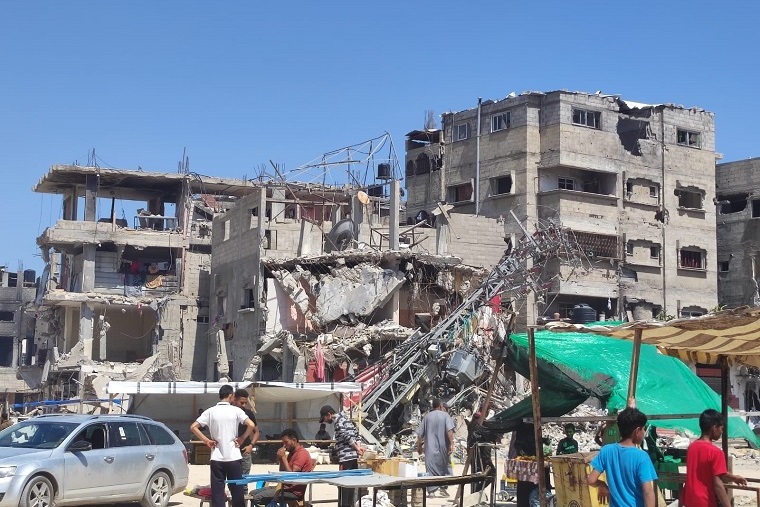 ラファで爆撃された建物の前でたたずむ人びと＝2024年5月10日　© MSF