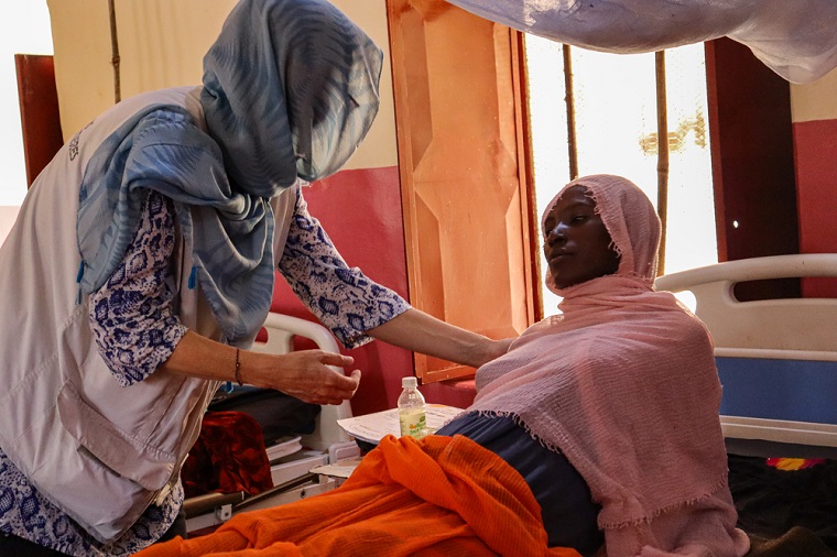 ニヤラ教育病院でケアを受ける女性　© Abdoalsalam Abdallah/MSF