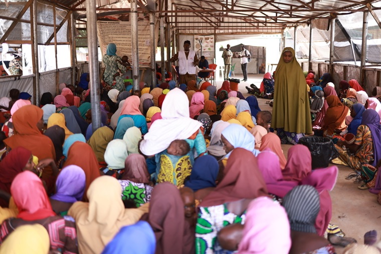 外来栄養治療センターで子どもの治療を待つ女性たち＝2024年10月29日　© Abba Adamu Musa/MSF