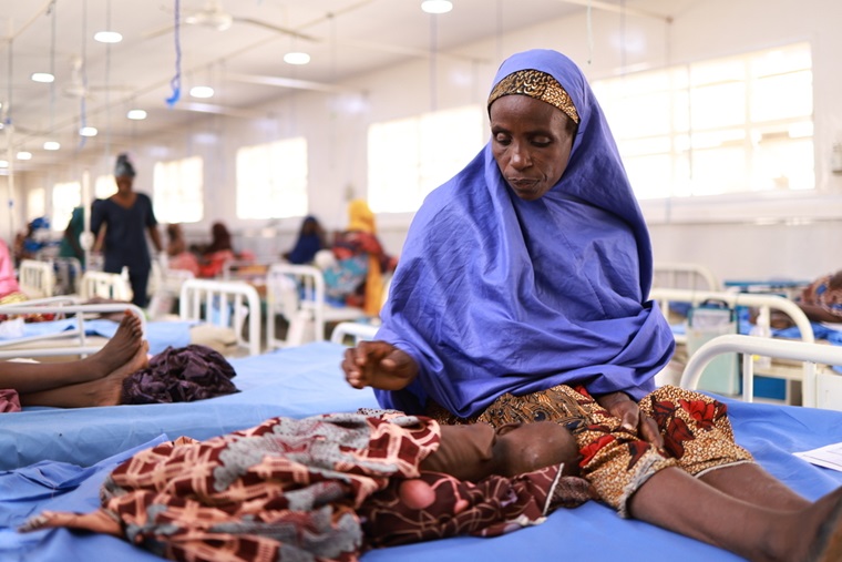 栄養失調で入院している子どもに寄り添う母親＝2024年10月30 日　© Abba Adamu Musa/MSF