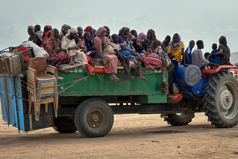北ダルフール州で砲撃や暴力から逃れ避難する人びと=2024年6月28日 © MSF