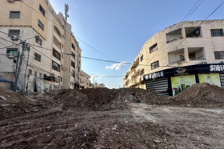 イスラエル軍により破壊され、入口が封鎖されたジェニン難民キャンプ=2025年3月5日 © Oday Alshobaki/MSF