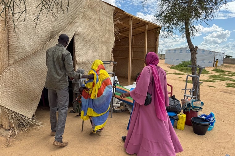 一時滞在キャンプで過ごす女性たち=2024年8月28日 ⓒ Hareth Mohammed/MSF