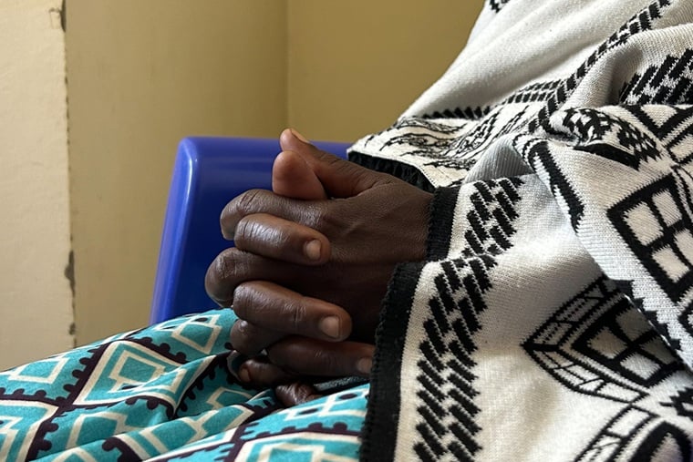 畑仕事をしていた時に性暴力に遭ったと話す39歳の女性=2025年3月25日 © Laora Vigourt/MSF