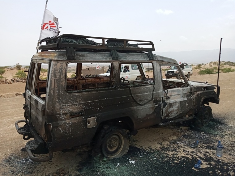 3人のスタッフが乗っていた車両＝2021年6月25日　© MSF