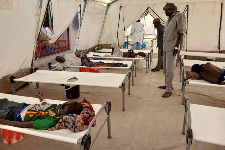 南ダルフール州のコレラ治療センターで治療を受ける人びと＝2025年8月10日　© Rehab Adam Adam Abaker/MSF