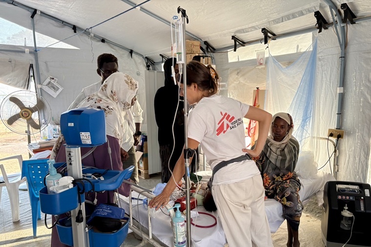 タウィラのキャンプで緊急対応にあたるMSFの医師ら＝2025年10月14日　©Aurélie Lécrivain/MSF