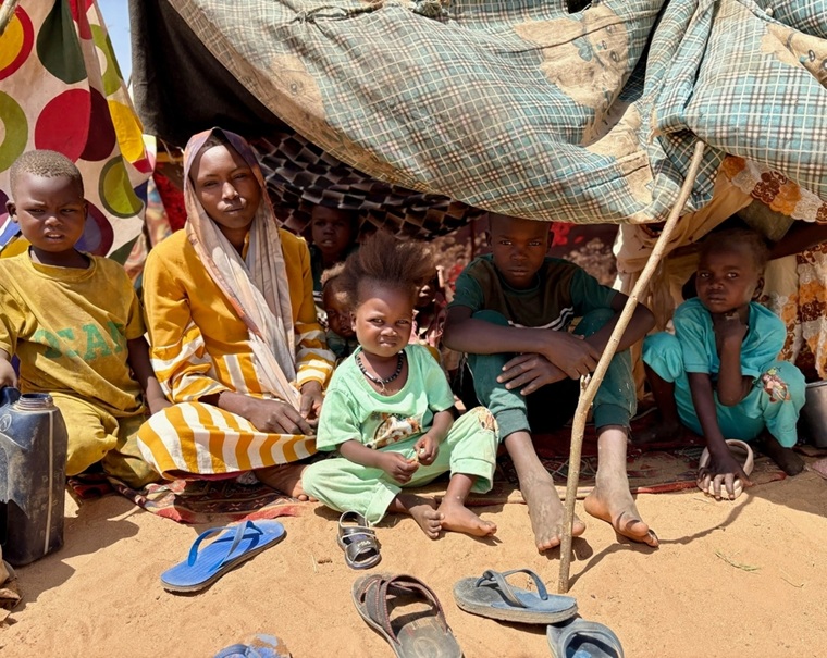 タウィラの避難民キャンプで木の棒とシートで作ったテントに7人で暮らす家族＝2025年10月14日　© Aurélie Lécrivain/MSF