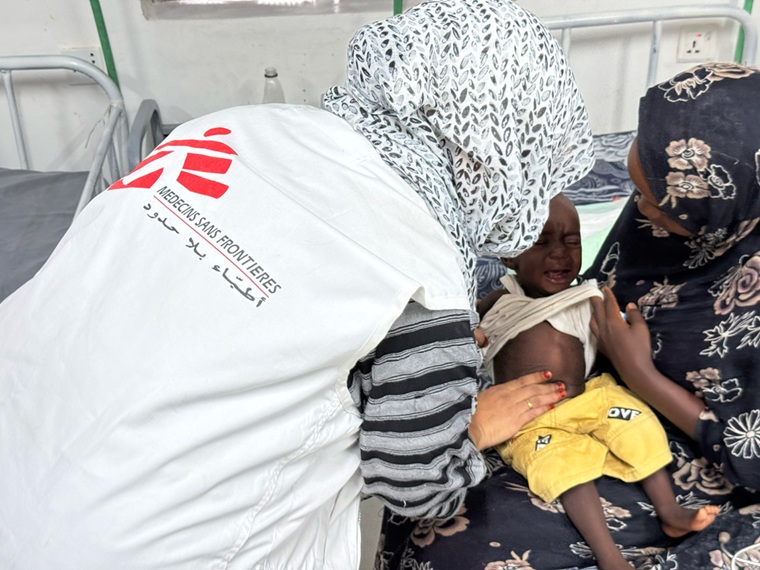 アル・ダマジン病院で重度栄養失調の子どもの治療にあたるMSFの医師＝2025年10月19日　© Mohamed Najib/MSF