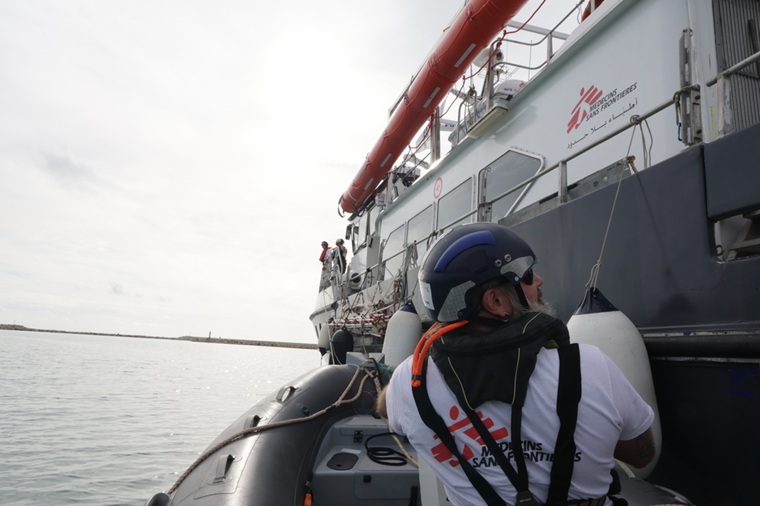 活動開始にあたって研修を行うスタッフ＝2025年11月8日　© MSF