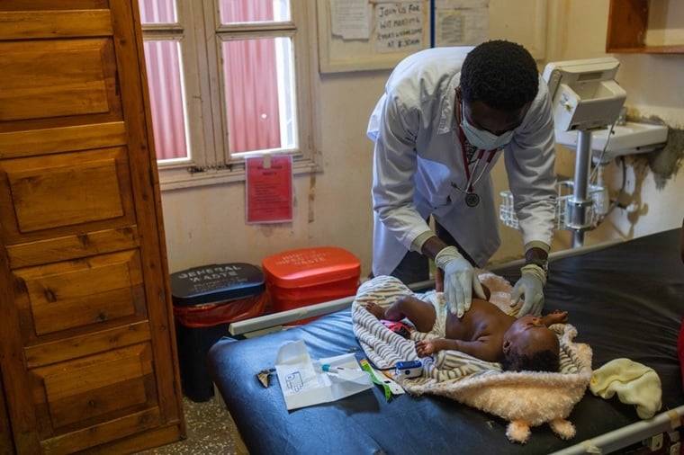 TACTiCプロジェクトを実施するウガンダの施設で、診察を受ける乳児　© Stuart Tibaweswa