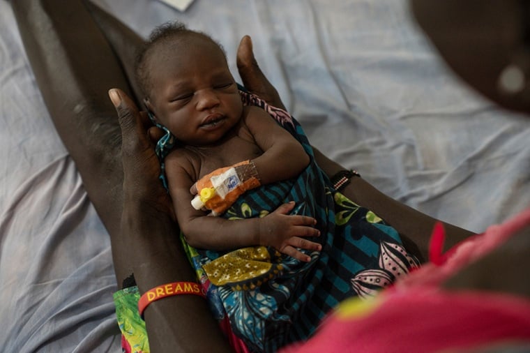 ウラン病院の新生児集中治療室で治療を受ける赤ちゃん。「病院に行くまで6日間船を待った」と母親は話す。病院はその後閉鎖を余儀なくされた＝2025年2月7日　© MSF