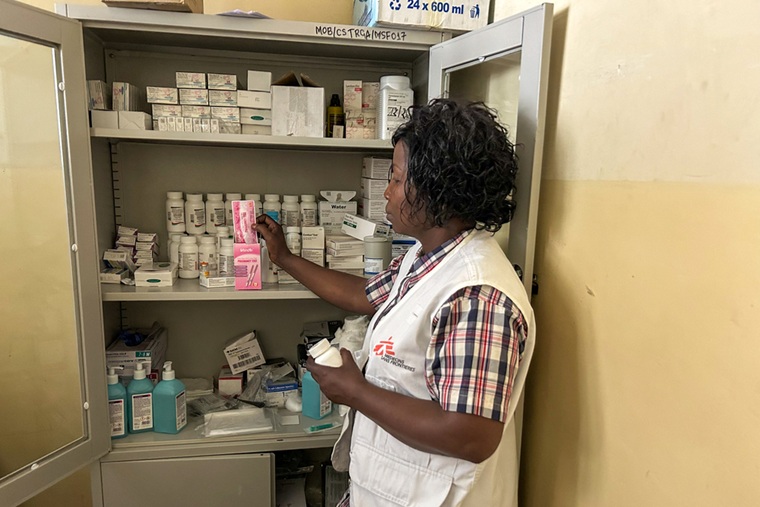 コンゴ民主共和国で、性暴力被害者に提供する妊娠検査薬を手にするMSFの助産師＝2025年3月25日　© Laora Vigourt/MSF