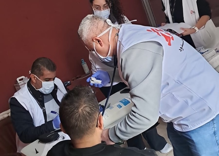 MSFは移動診療のほか、水や毛布など救援物資の提供を行っている＝2026年3月7日　© MSF