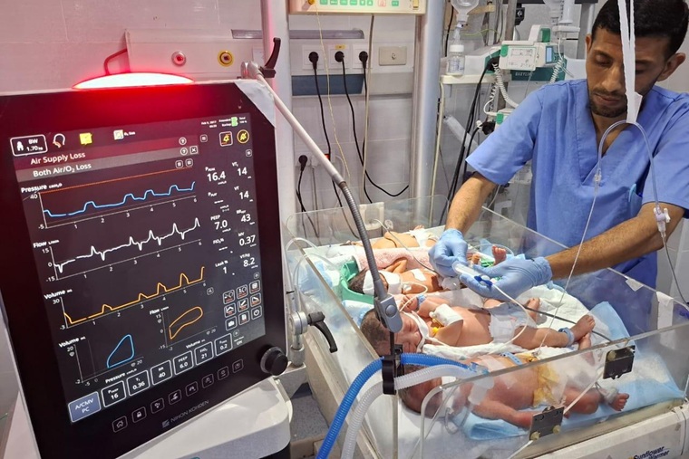 医療機材の不足が続くガザ地区の病院では、1台の保育器を複数の新生児で使っている＝2025年7月16日　©Joanne Perry/MSF