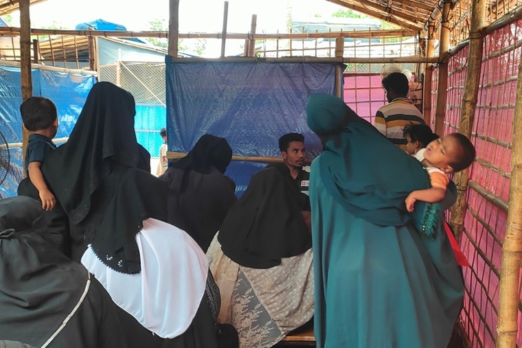 子どもを連れてキャンプの診療所の訪れる母親＝2026年4月30日　Ⓒ MSF