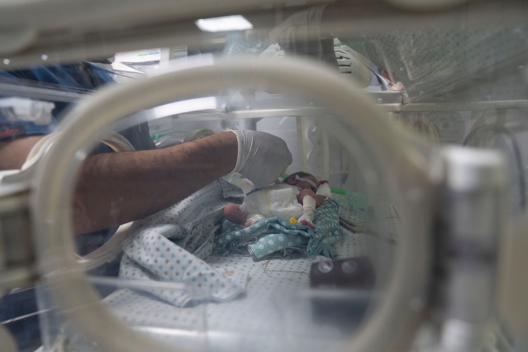 保育器の中で横たわる低体重の新生児＝2026年4月2日　Ⓒ Nour Alsaqqa/MSF