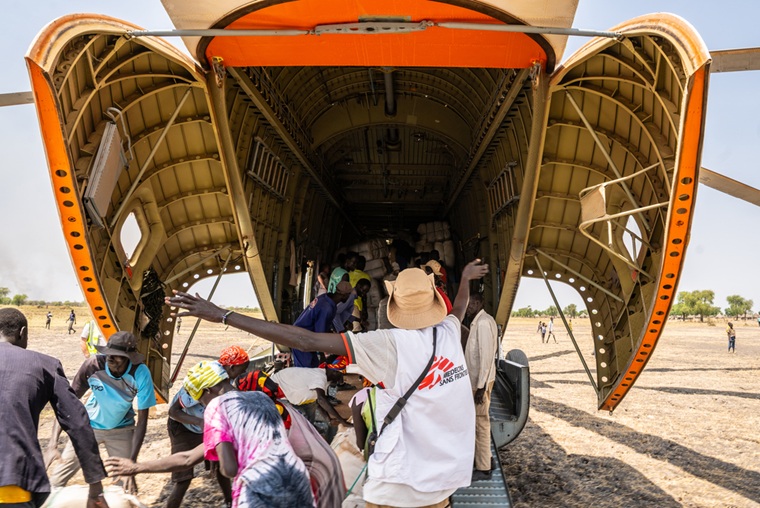 ジョングレイ州で、ヘリコプターから援助物資を降ろすMSFのスタッフ＝2026年3月6日　Ⓒ Isaac Buay/MSF