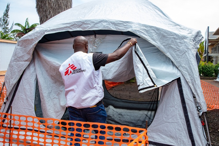 コンゴ・北キブ州ゴマで隔離病棟を建てるMSFスタッフ＝2026年5月20日　© Maria Elena del Carre/MSF