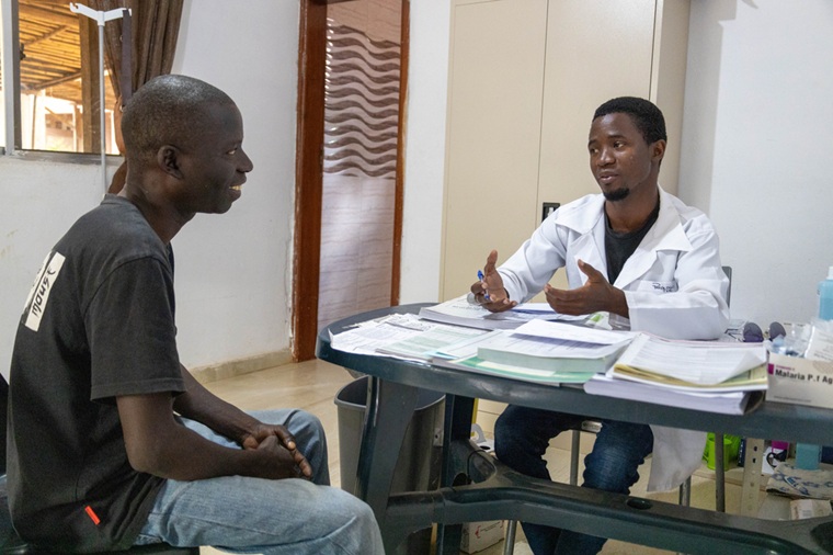MSFの診療所でHIVの診察を受けるモザンビークの男性　© Martim Gray Pereira/MSF