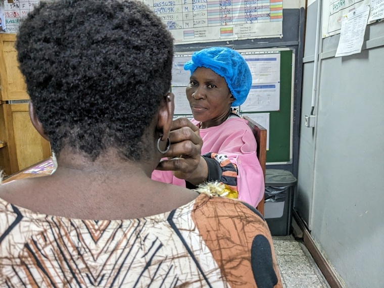 HIV陽性の診断を受けた妊婦をケアするMSFの助産師　© Augustin Mudiayi/MSF